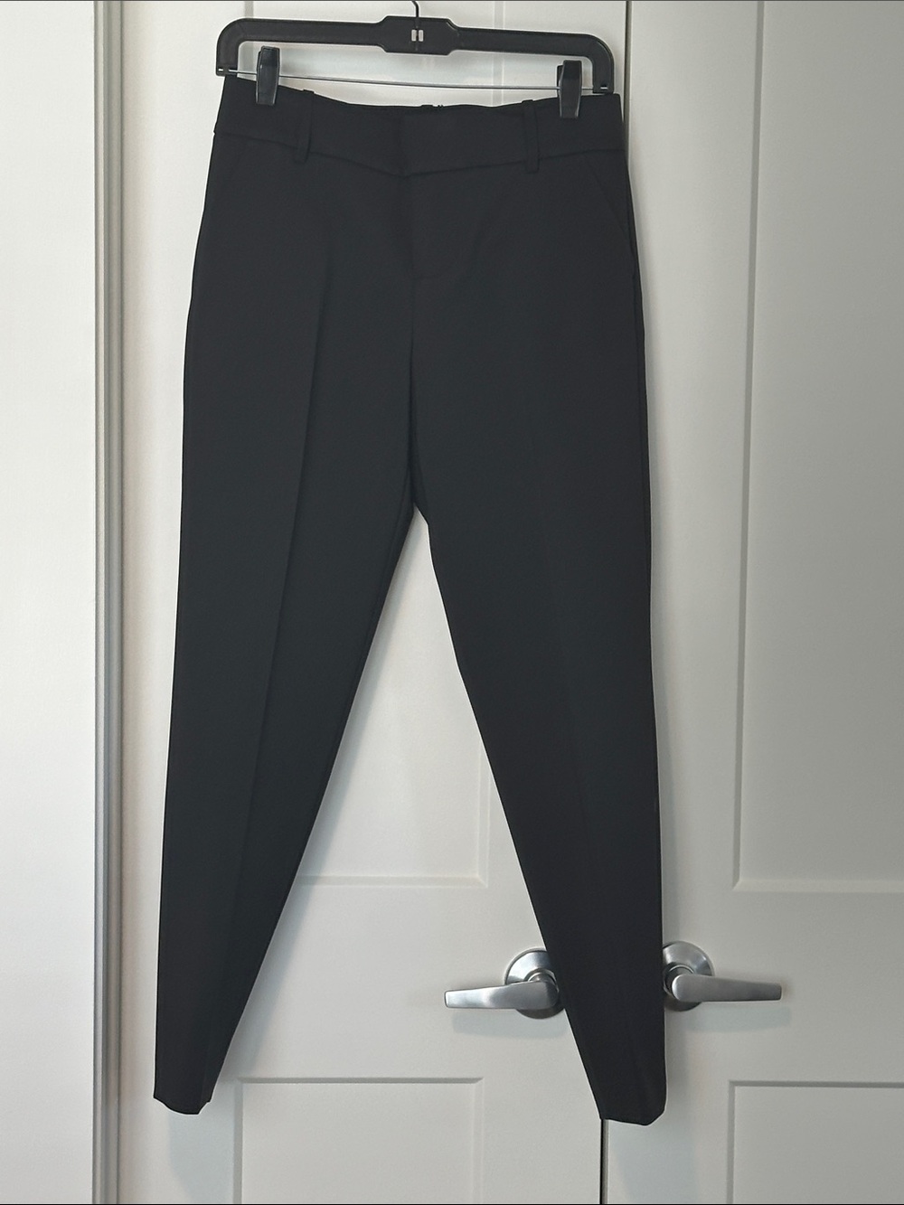 Alice + Olivia Classic Black Tapered Leg Ankle Dress Pants. NWT